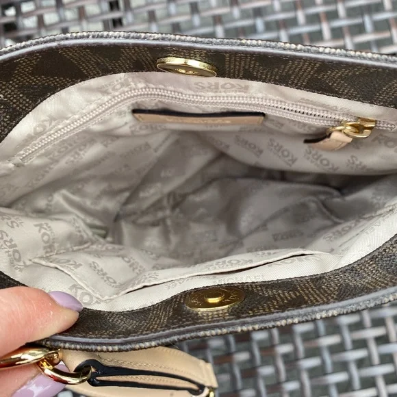 Michael Kors Crossbody bag. - Picture 5 of 11